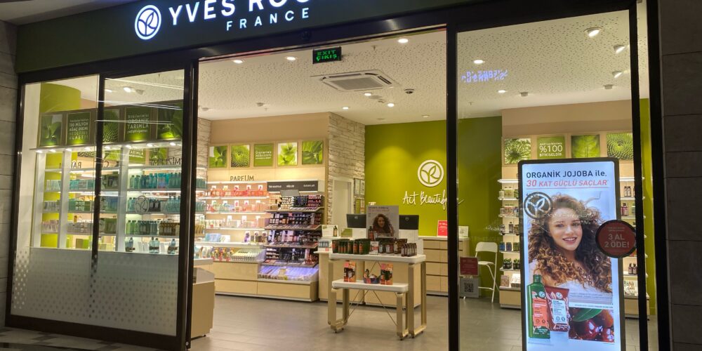 Yves Rocher Expands Store Network With IDIS Surveillance and AI Retail Box